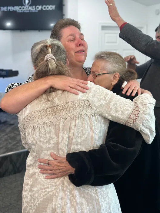 3 women praying together